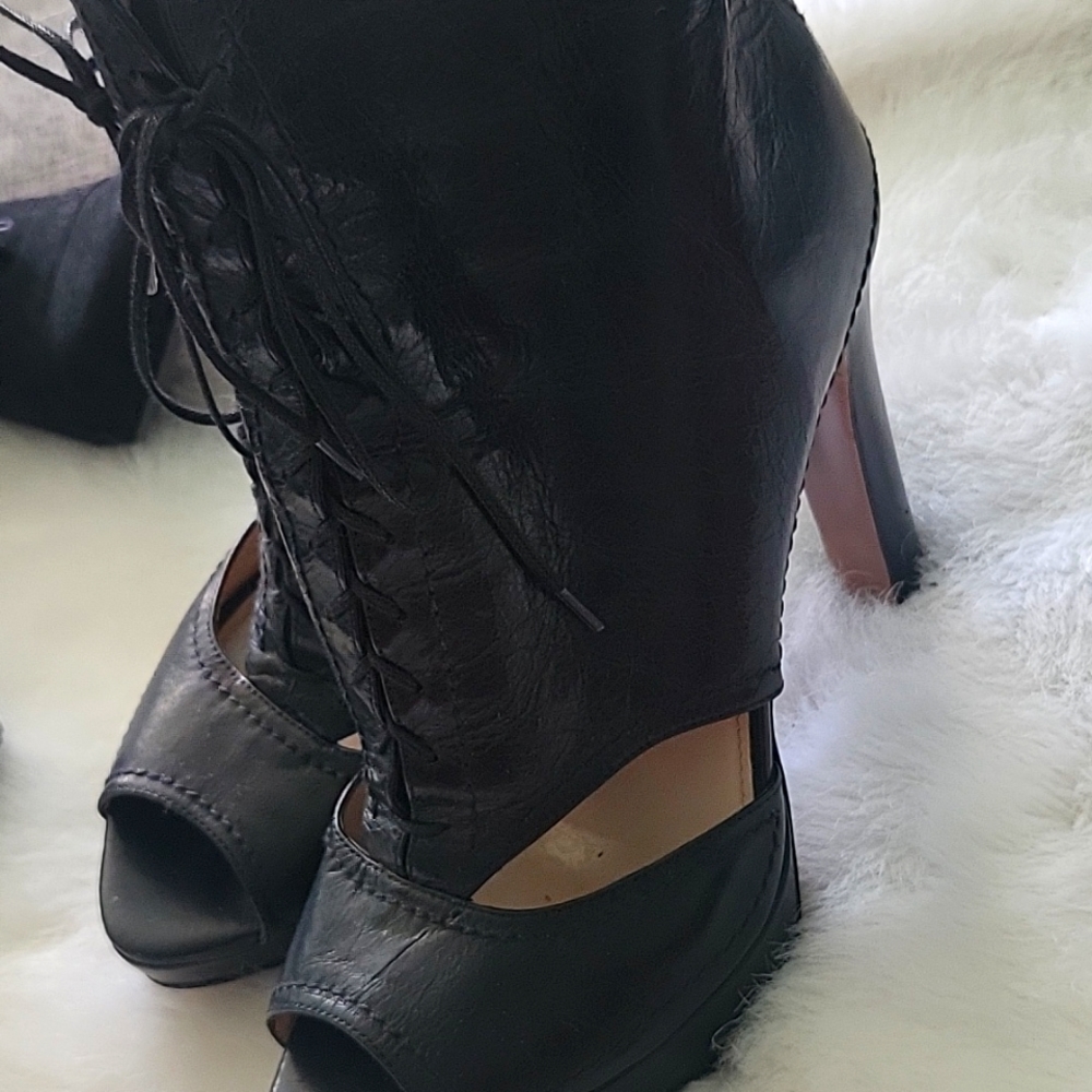 Beautiful PRADA SHOES BLACK COLOR SIZE 7